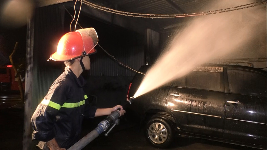 Cháy gara trong đêm, nhiều xe ô tô bị thiêu rụi