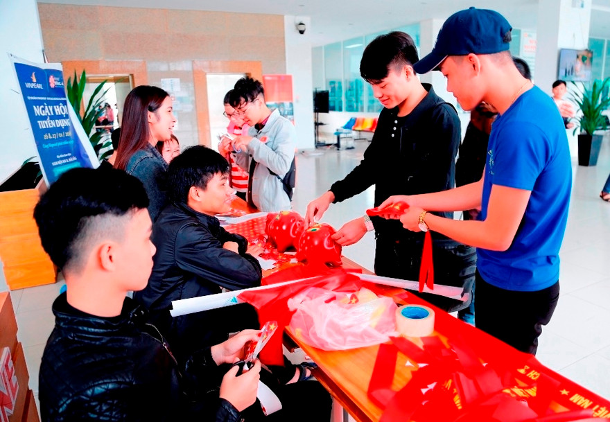 Vừa cổ vũ U23 Việt Nam, vừa gây quỹ vé xe Tết cho bạn nghèo