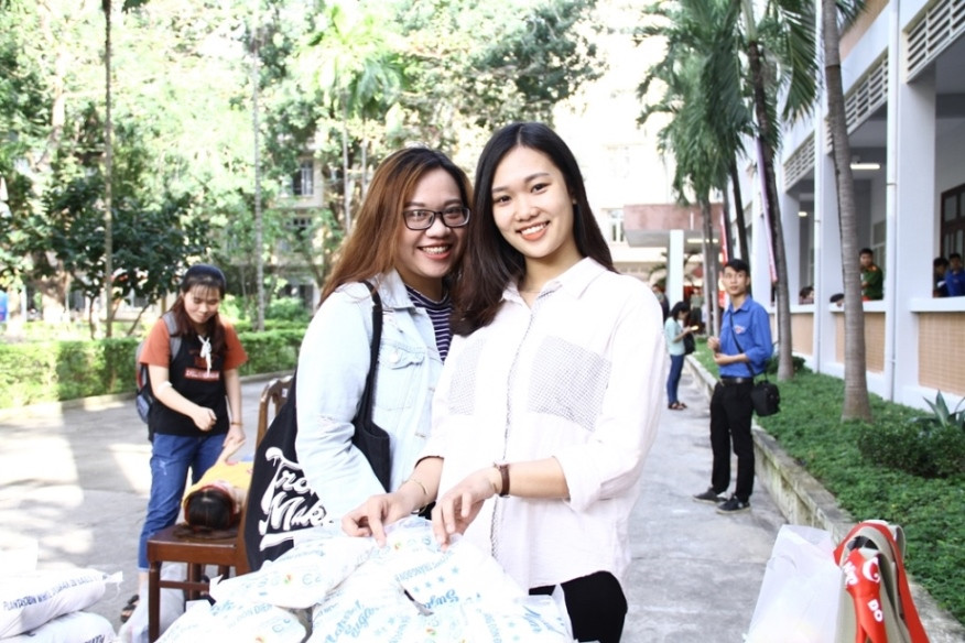 Nữ sinh Đà Nẵng rạng rỡ tham gia Chủ nhật Đỏ