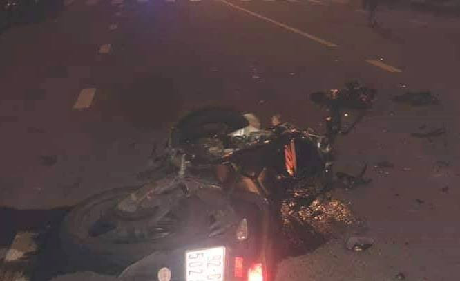 Xe máy nạn nhân nát vụn sau cú đâm. Ảnh: FB.