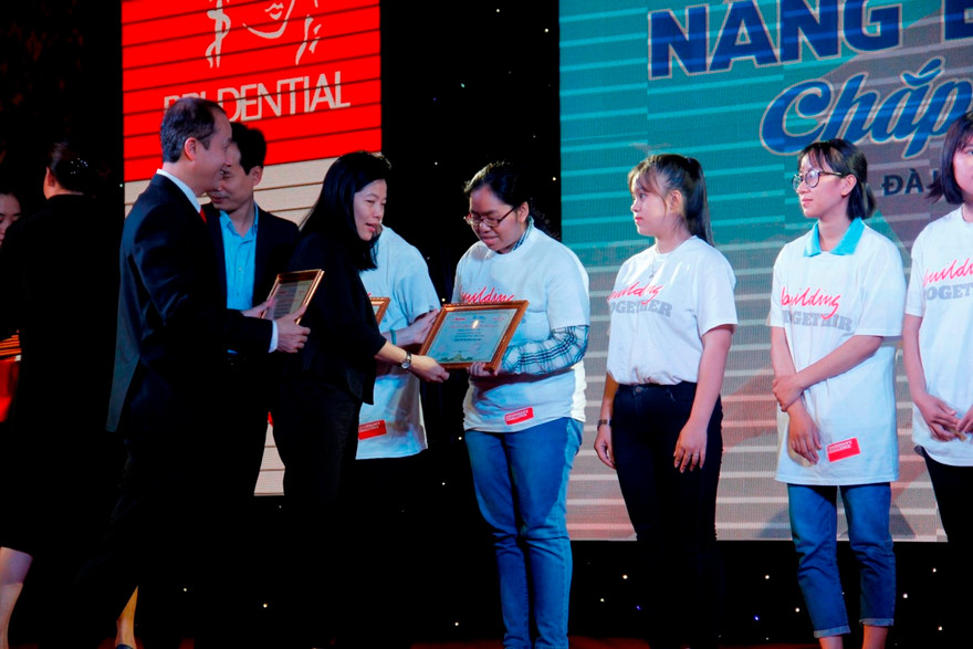 Những suất học bổng được trao tận tay các em sinh viên khó khăn. Ảnh:Thanh Trần. 