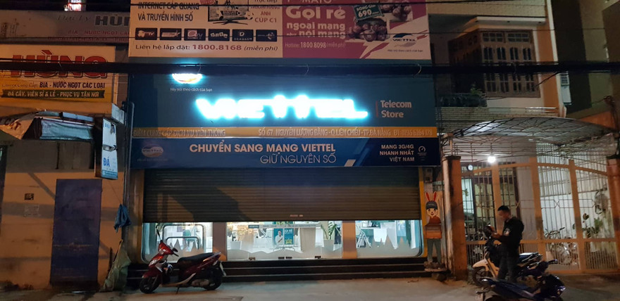 Đối tượng bịt mặt dùng súng xông vào cửa hàng cướp tiền