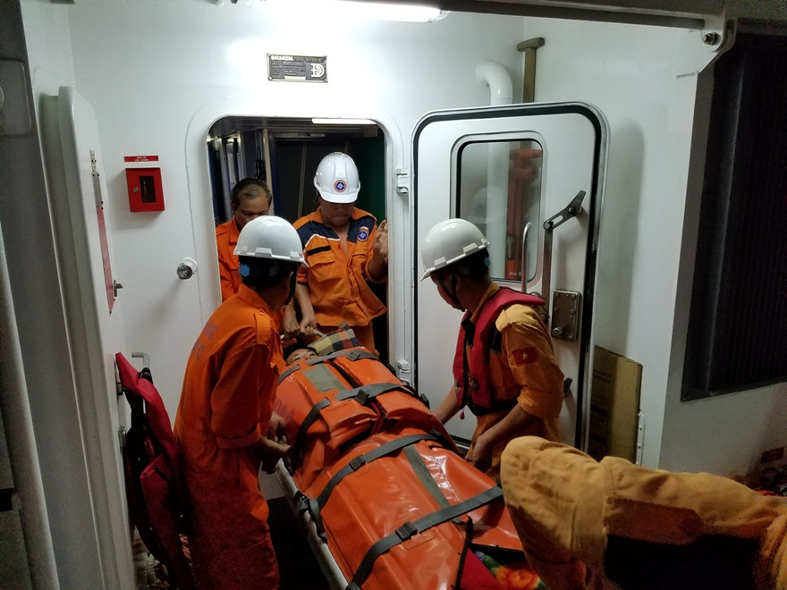 Cấp cứu thuyền viên đau ruột thừa trên vùng biển Hoàng Sa