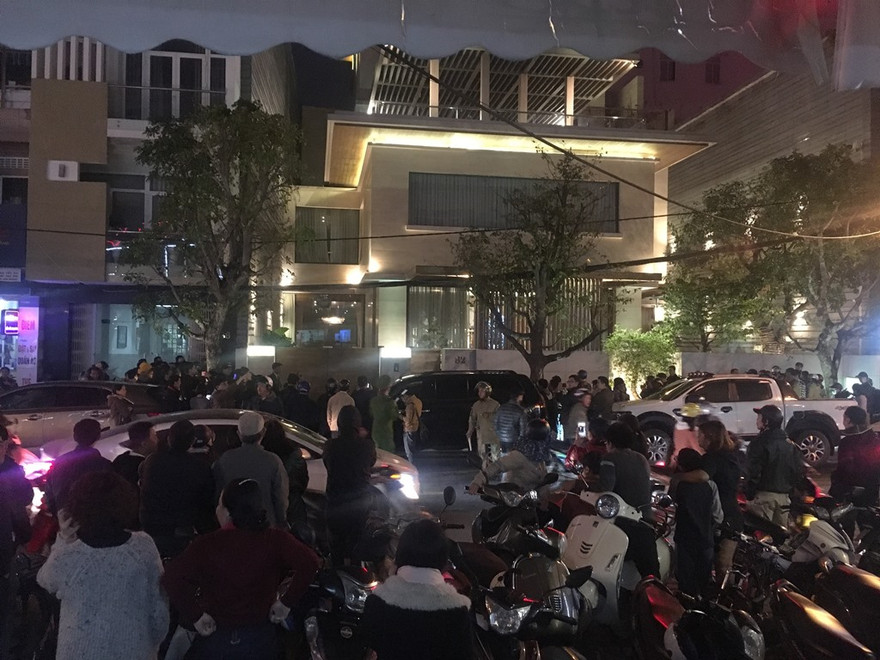 Lực lượng chức năng thực hiện lệnh khám xét nhà ông Phan Văn Anh Vũ tối 21/12. 