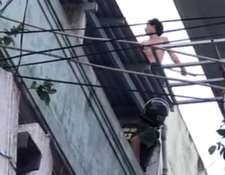 Vây bắt thanh niên nghi ngáo đá leo lên nóc nhà cố thủ
