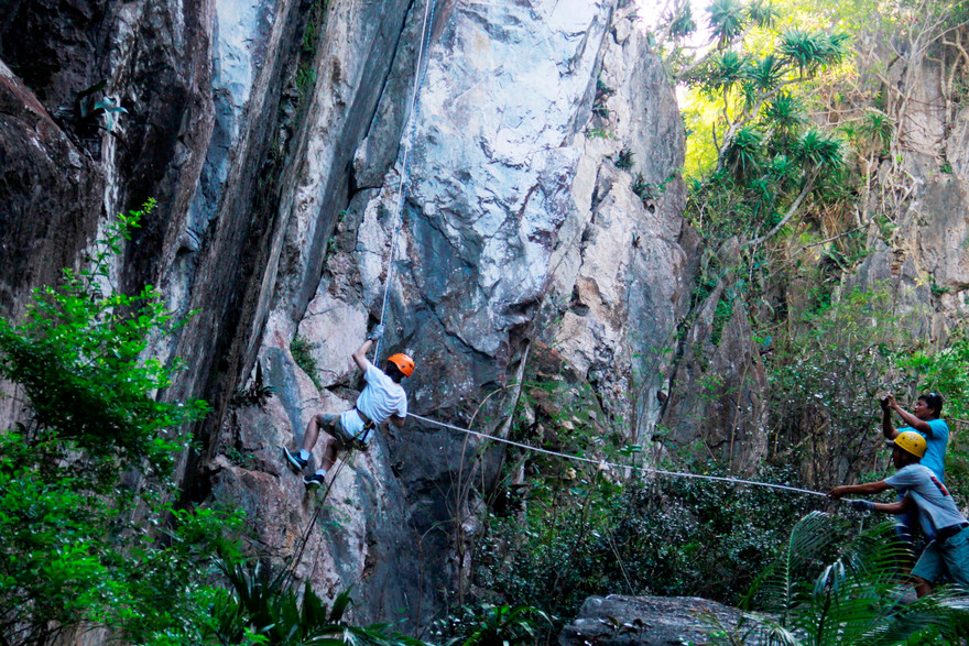Sa thải hướng dẫn viên nhổ nước bọt vào du khách