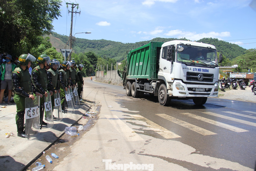 Dân tụ tập, công an 'thông đường' cho xe rác được vào bãi