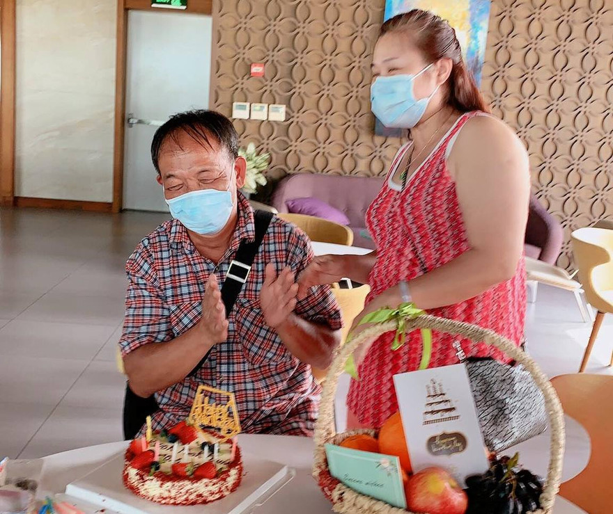 Bị cách ly, bất ngờ đón sinh nhật hoành tráng
