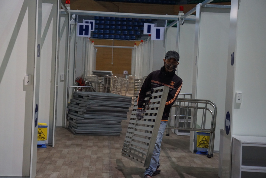 Tháo dỡ Bệnh viện dã chiến Tiên Sơn để chuyển ra Hải Dương