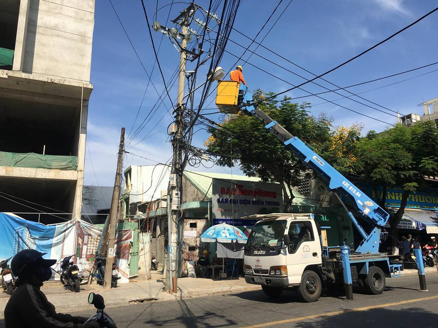 Thanh sắt 1m rơi từ công trình 21 tầng, người dân hoảng hốt tháo chạy