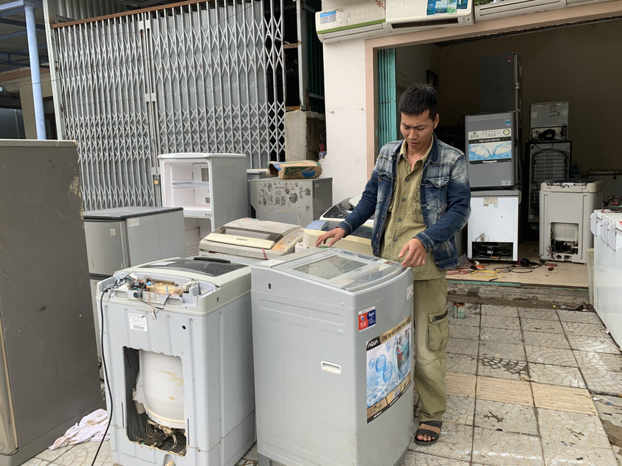 Máy giặt, tủ lạnh bị lũ ngâm, bà con để tui sấy sửa miễn phí cho