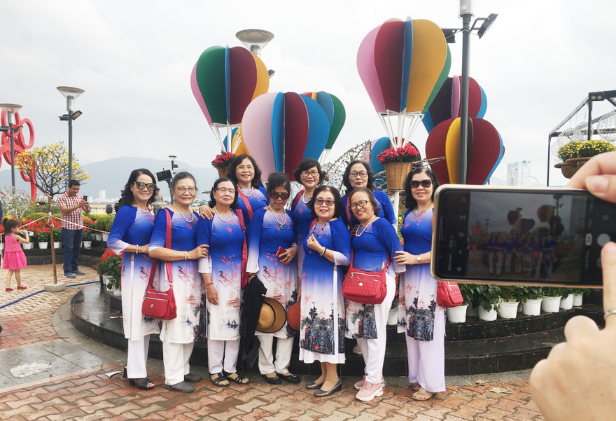 Đường hoa xuân Đà Nẵng hút nhiều ‘hội bạn tóc bạc’ đến sớm