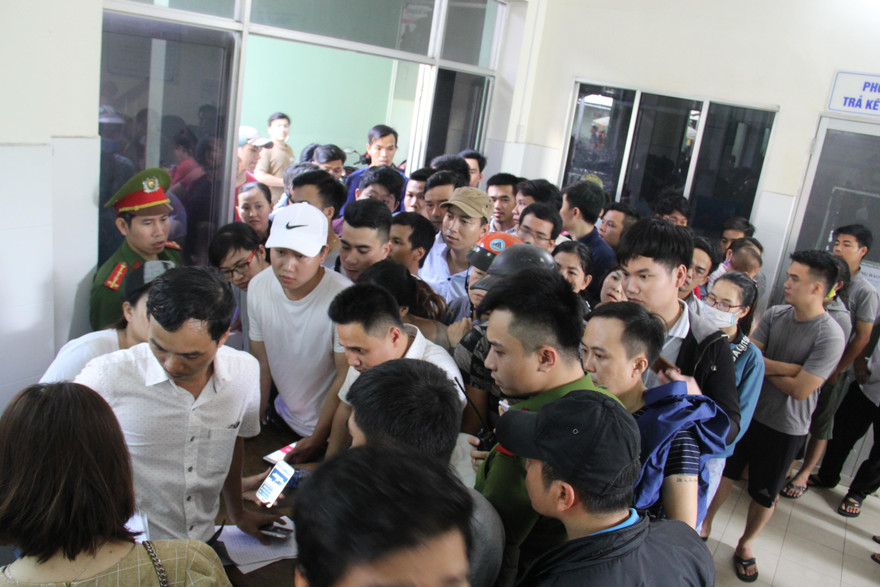  'Vỡ trận' vì hàng ngàn người chen lấn, leo rào đăng ký tiêm vắc xin