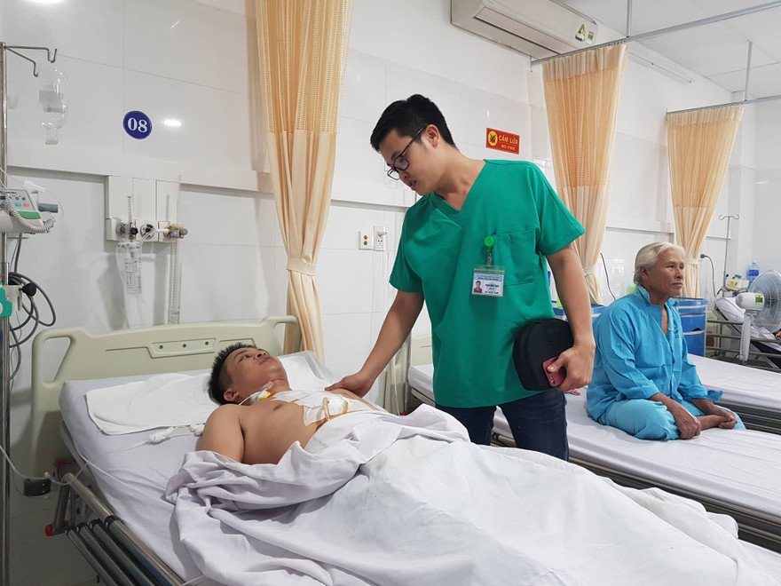 Cứu sống ông bố bị kéo đâm thấu tim khi dọn bàn học cho con