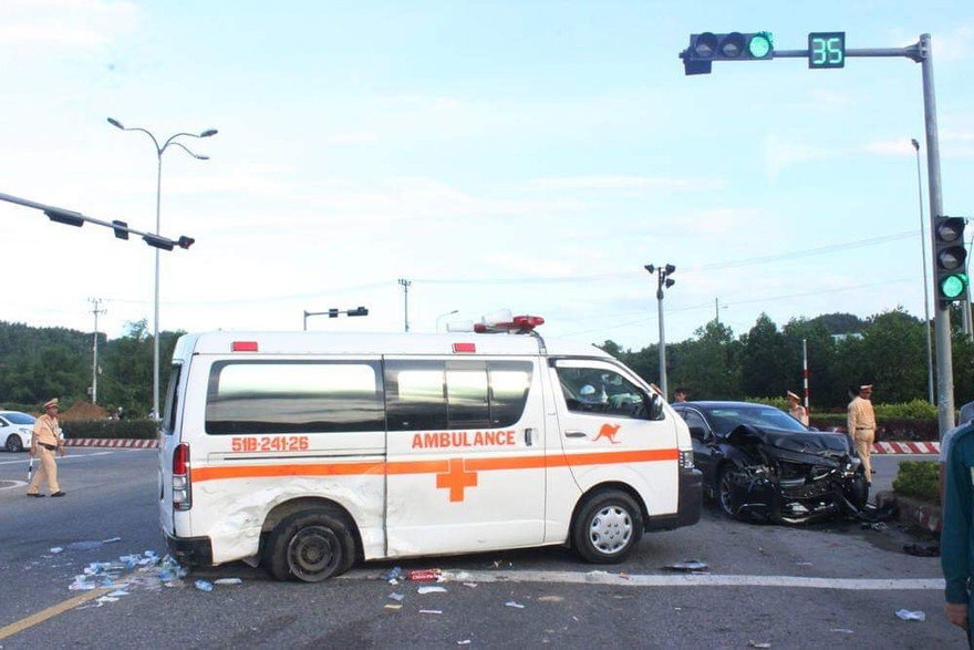 Xe ô tô đâm xe cấp cứu, y tá văng ra ngoài 