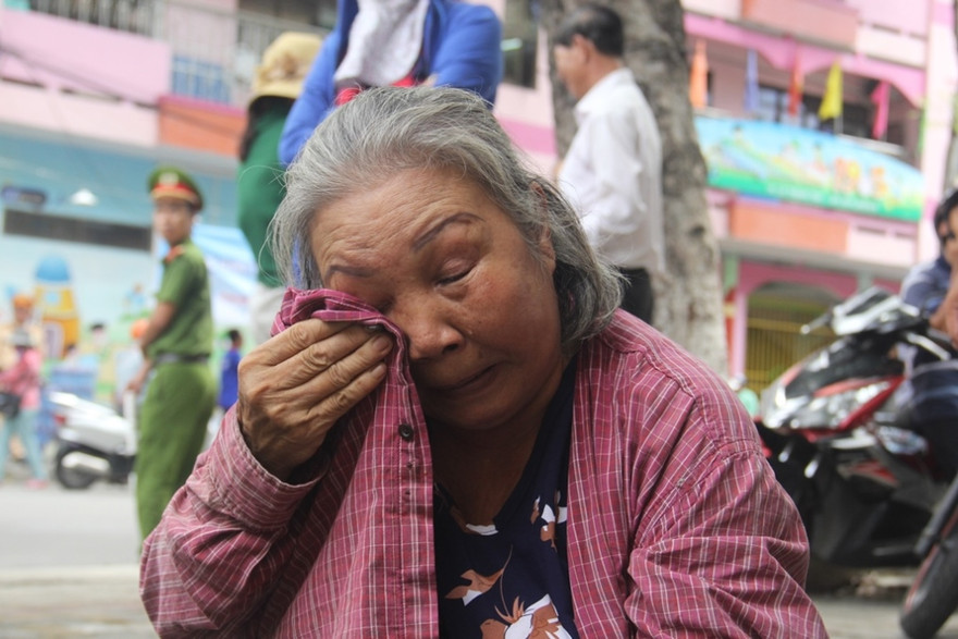 Cháu vào thi, bà ngồi khóc trước cổng trường