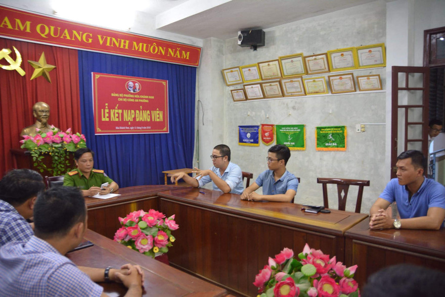 Phóng viên Thanh Ba (thứ ba, bìa phải sang) làm việc với cơ quan công an sau khi xảy ra vụ việc.
