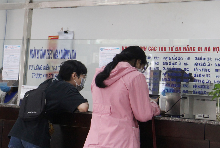 Lo dịch COVID-19, khách liên tục đổi trả vé về quê ăn Tết