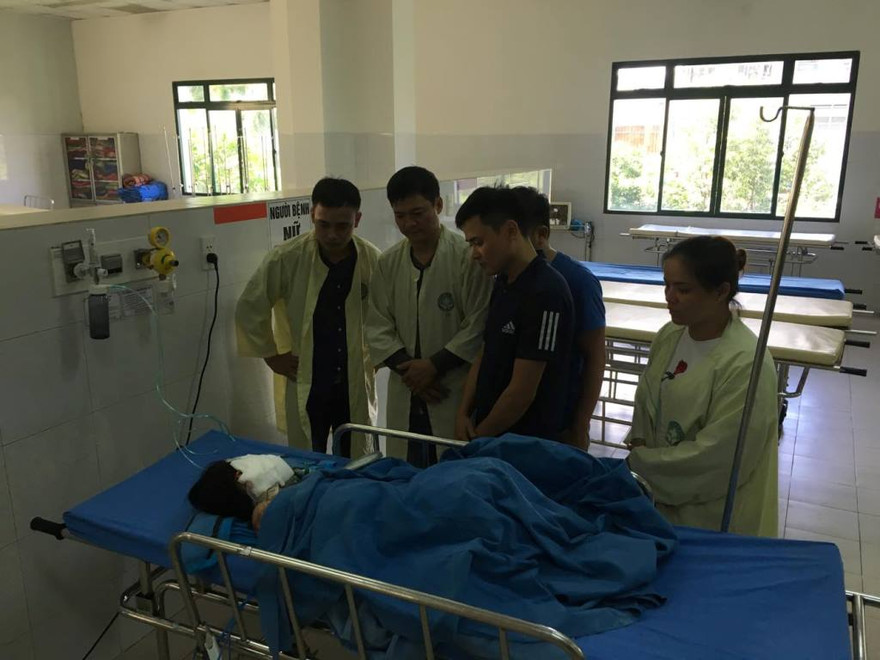 Nạn nhân nhỏ tuổi bị thương nặng vùng mặt đã hồi tỉnh