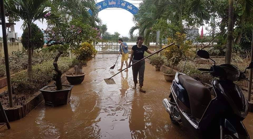Nước lũ rút, dân Quảng Trị vật lộn với bùn non
