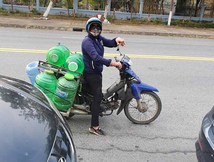 ‘Các chú cứ uống đi, chị không lấy tiền!’