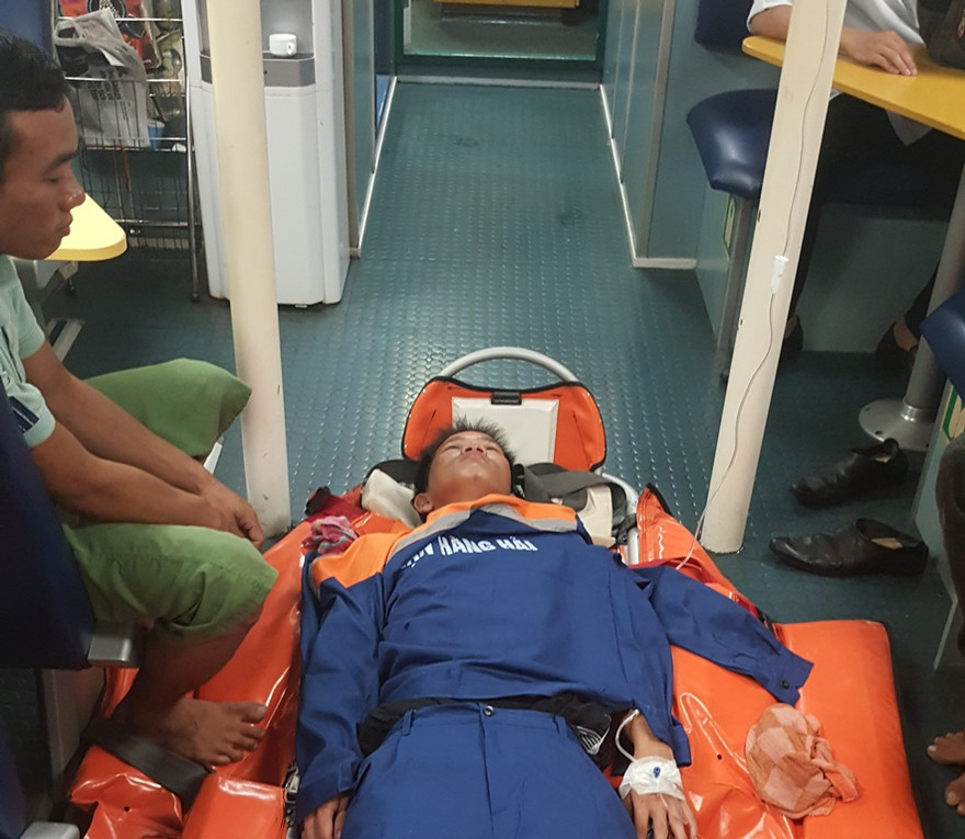 Trắng đêm cứu thuyền viên tai biến nguy kịch trên biển