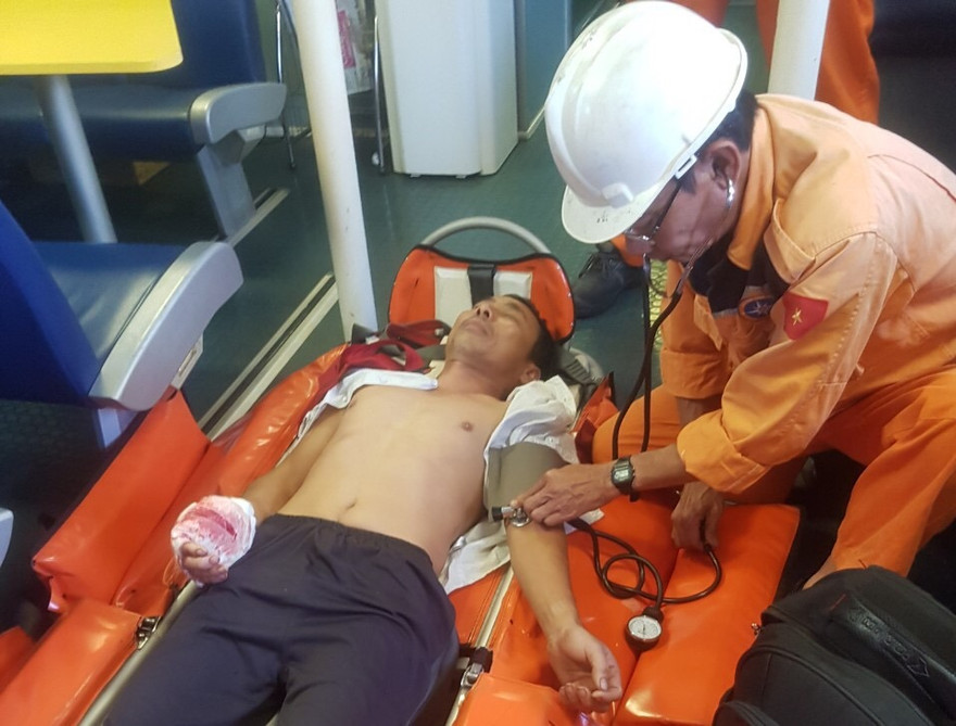 Gặp nạn khi hành nghề, thuyền trưởng mất máu bất tỉnh giữa biển