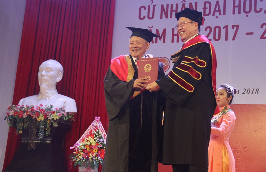 Cụ ông 85 tuổi xúc động nhận bằng thạc sĩ