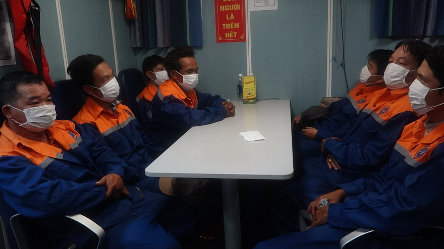 Kịp thời cứu 7 ngư dân giữa biển đêm trước khi tàu chìm
