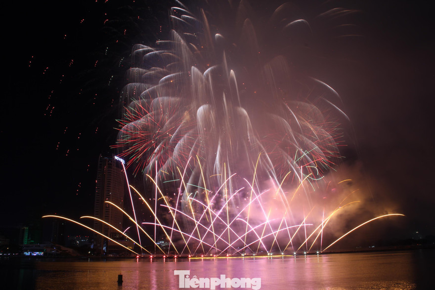 Mãn nhãn những màn trình diễn pháo hoa trên sông Hàn