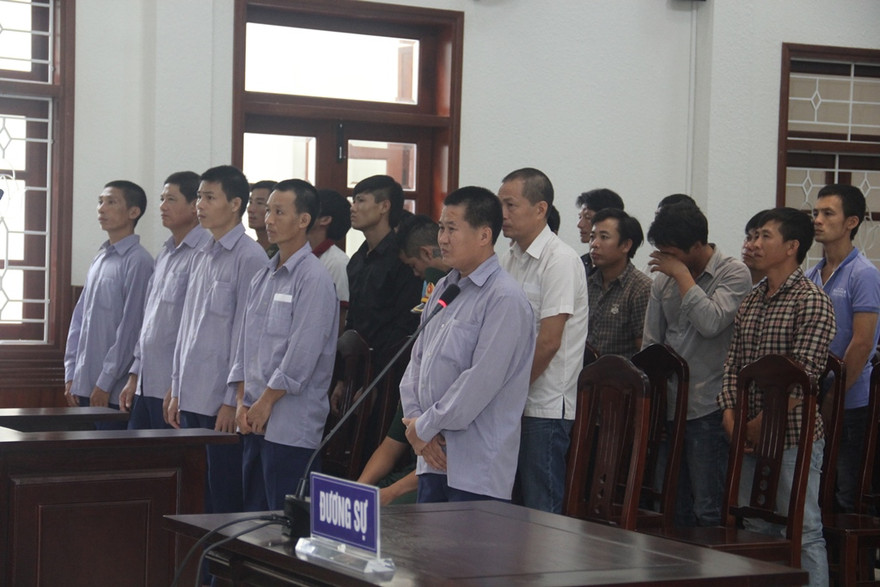 Nguyên đồn phó biên phòng và 20 đồng phạm hầu tòa. Ảnh: Thanh Trần. 