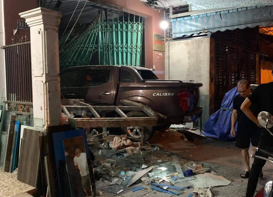 Tài xế lái ô tô lao thẳng vào nhà dân