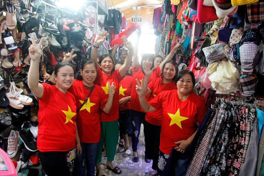 “Tới giờ, đóng cửa, mang áo cờ tổ quốc đi cổ vũ đội tuyển U23!”