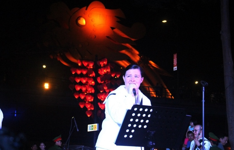 Nữ binh sĩ Mỹ tiết lộ học hát 'Nối vòng tay lớn' trong 2 tuần