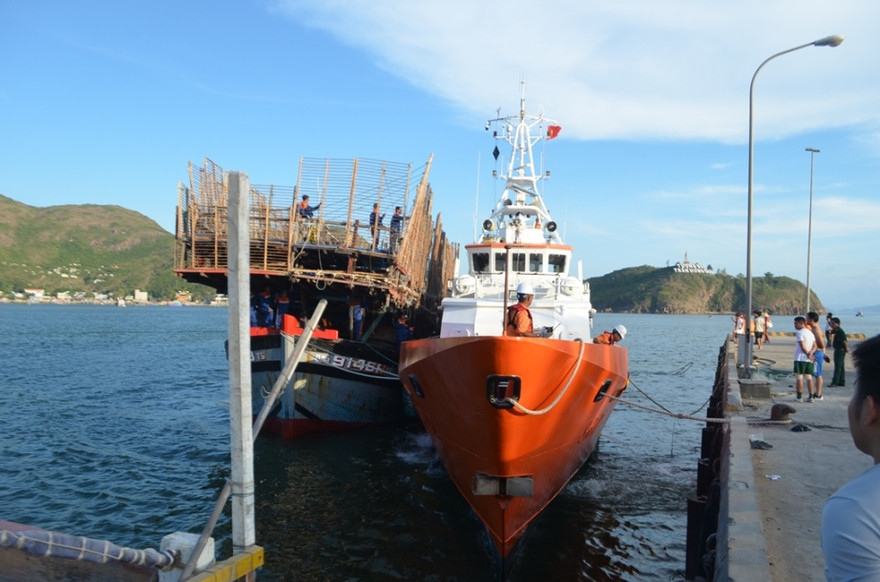 Cứu 49 thuyền viên trôi dạt nhiều ngày trên biển