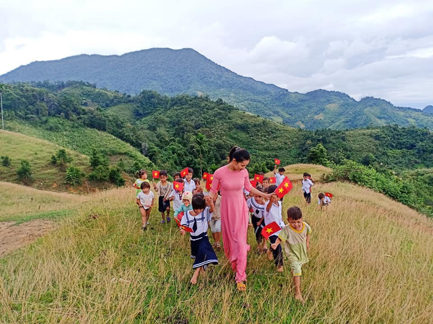 Xúc động lễ khai giảng 2 cô giáo 34 trò trên vùng cao Nam Trà My