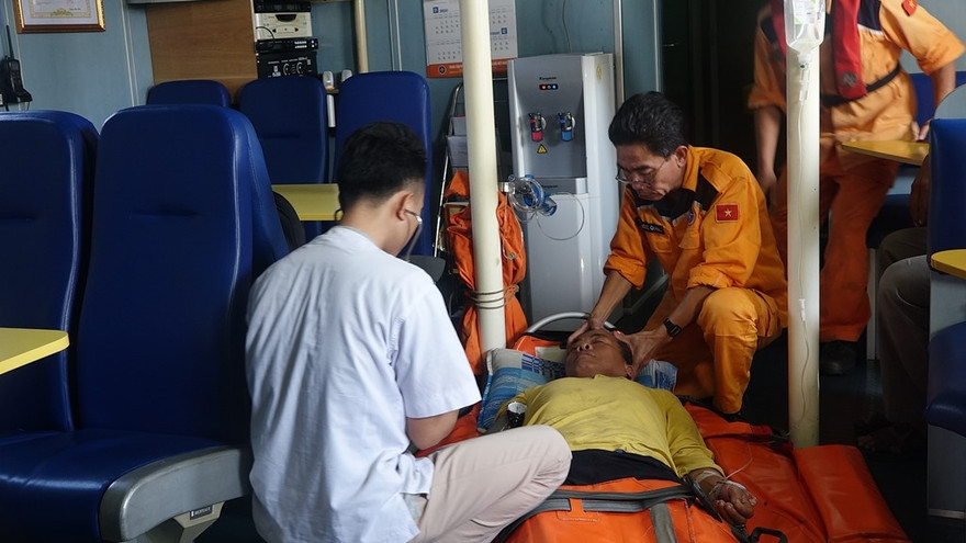 Vượt biển xuyên đêm cứu thuyền viên tai biến mạch máu não
