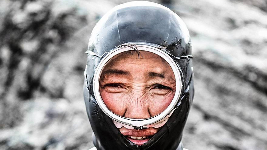 Theo tiếng địa phương, những nữ thợ lặn ở Hàn Quốc được gọi là Haenyo, nghĩa là "người phụ nữ biển".