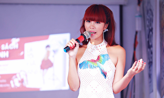 Hà Anh mặc váy yếm gợi cảm ký tặng sách cho fans