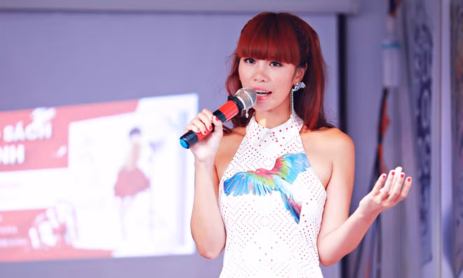 Hà Anh mặc váy yếm gợi cảm ký tặng sách cho fans