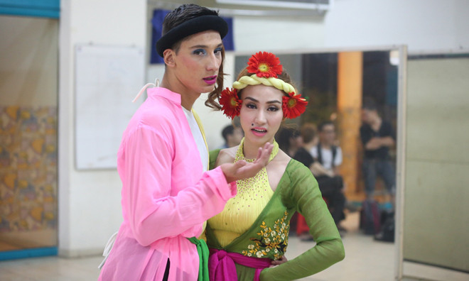 Bạn nhảy hotboy của Ngân Khánh uốn éo hóa cô Tấm