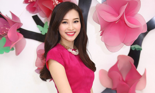 Hoa hậu Thu Thảo duyên dáng với váy đỏ thanh lịch