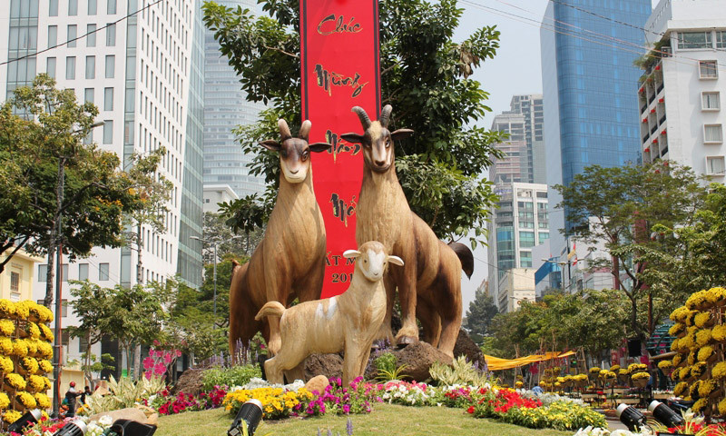 Đại cảnh ở cổng chào của đường hoa Tết Ất Mùi 2015. Ảnh Việt Văn. 