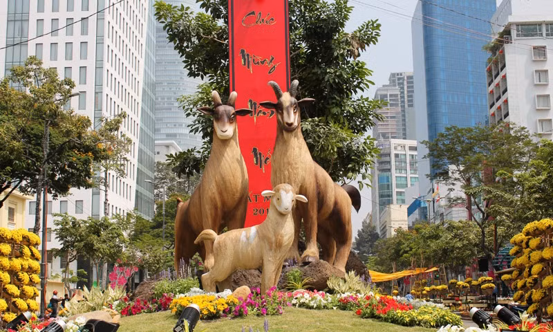 Đại cảnh ở cổng chào của đường hoa Tết Ất Mùi 2015. Ảnh Việt Văn. 