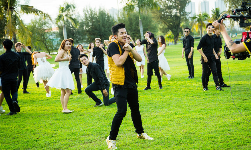 Trọng Hiếu nhảy flashmob trong MV mới.