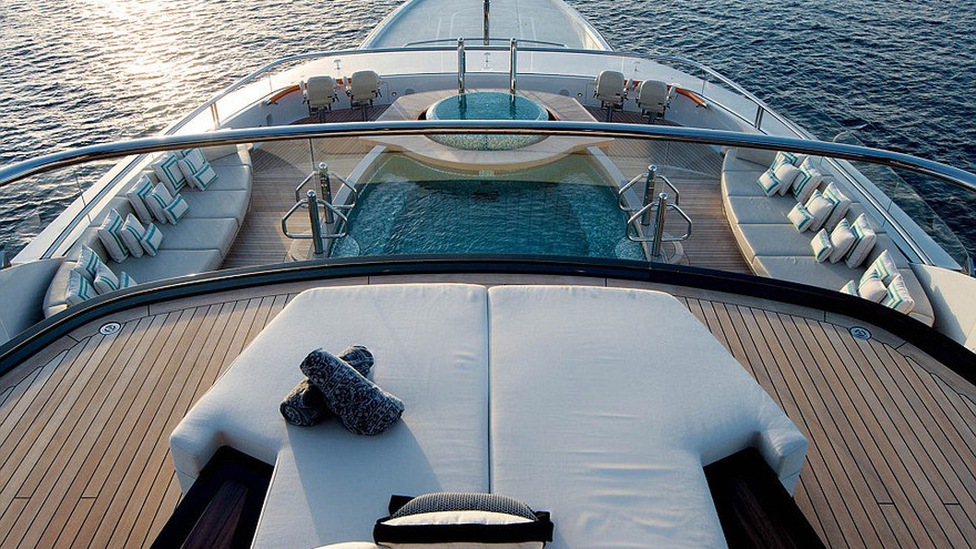 Góc nhìn đại dương: Cuốn sách Siêu du thuyền được TeNeues xuất bản tháng này cung cấp một cái nhìn toàn diện về những con thuyền đẹp nhất hiện nay chỉ dành cho những người giàu có và nổi tiếng