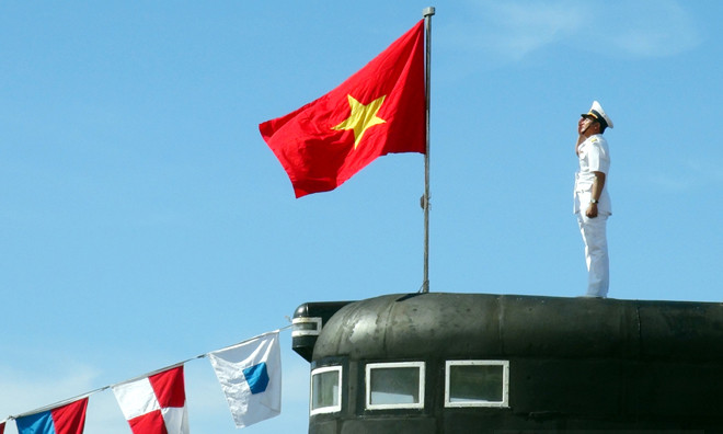 Ngắm tàu ngầm HQ-182 và HQ-183 dưới bóng Quốc kỳ