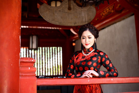 Nữ MC xinh đẹp hóa thân thành cô gái xưa đằm thắm