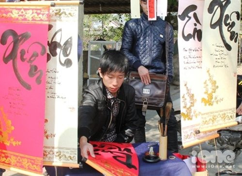  Thành trong gian thư pháp giữa làng quê của mình