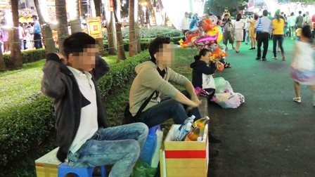 Có những bạn trẻ "trốn" Tết gia đình, ở lại thành phố kiếm thêm tiền chi tiêu. 